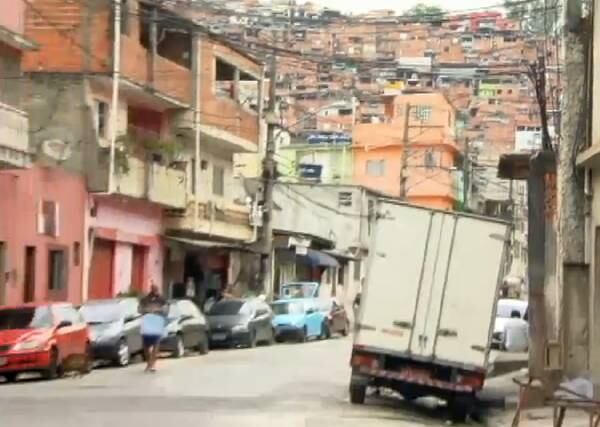 No domingo (18), a Polícia Militar foi acionada para dar fim a um
desses bailes. De dentro das casas, moradores registraram com celulares cenas
de tumulto e violência