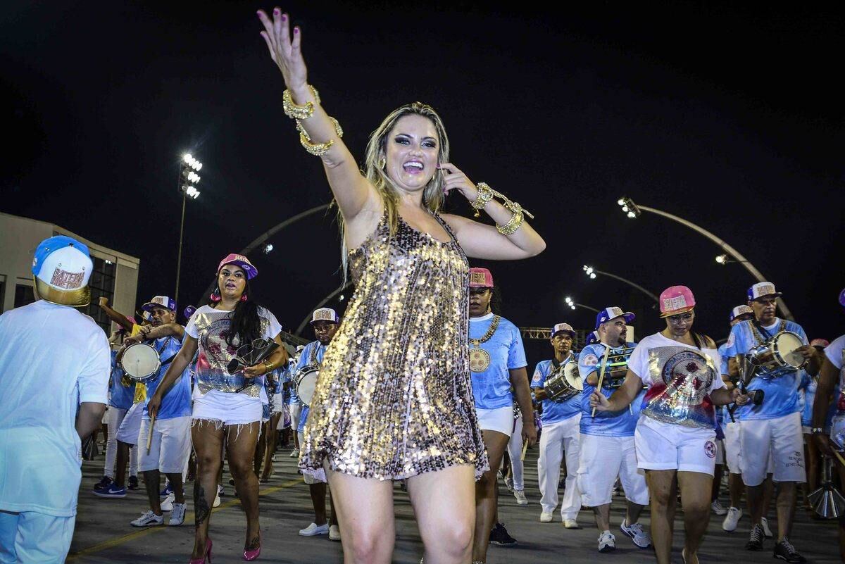 Ellen é rainha da bateria da escola