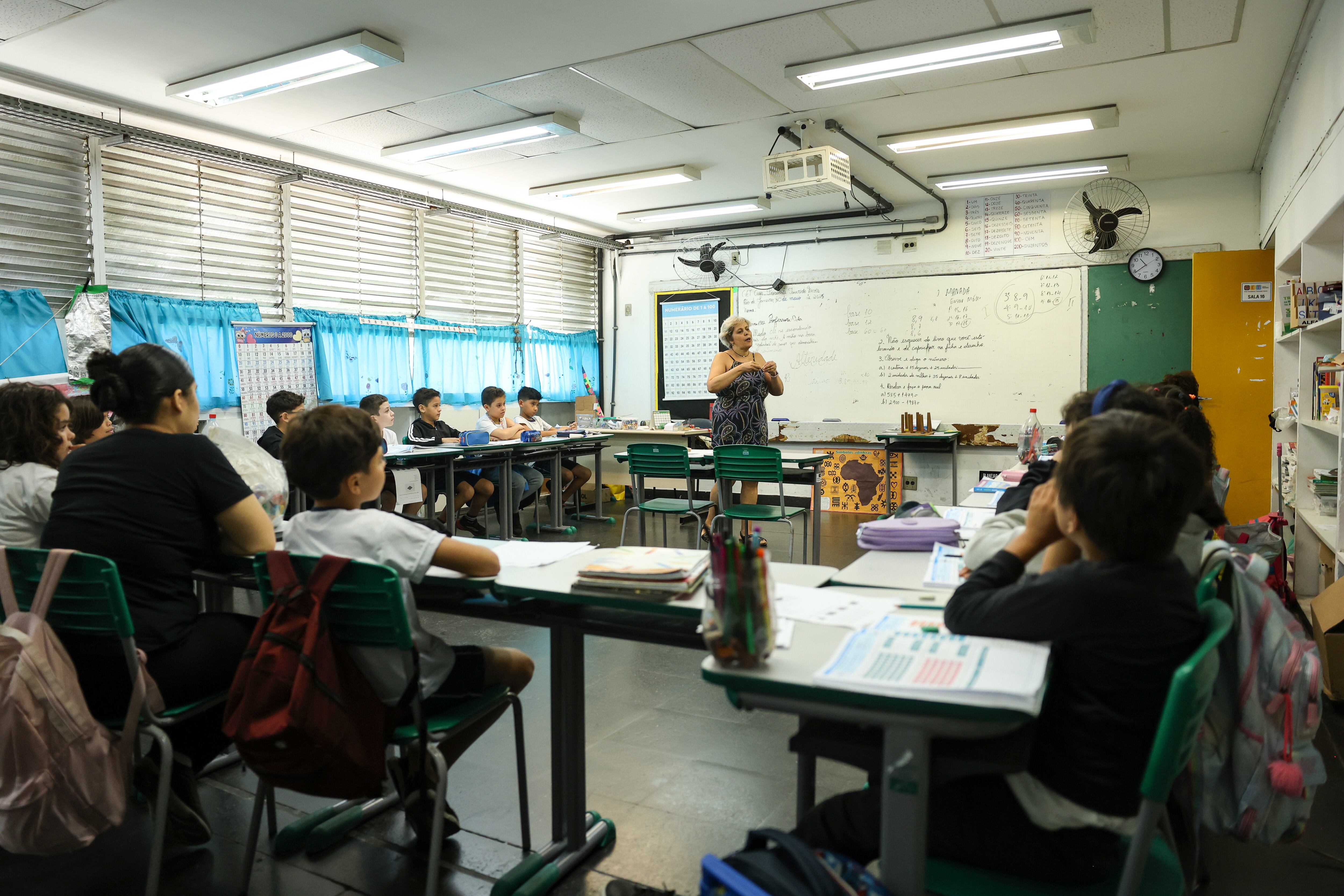 Rio de Janeiro (RJ), 04/06/2025 – A professora do Centro Integrado de Educação Pública (CIEP) 001, Maria Aparecida Castro durante aula na instituição, no Catete, na zona sul da capital fluminense. Foto: Tomaz Silva/Agência Brasil