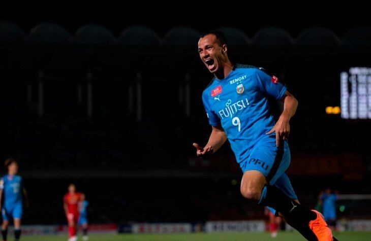 ESQUENTOU - O atacante Leandro Damião, do Kawasaki Frontale, pode estar de saída. Embora não tenha renovado seu contrato, o desejo do brasileiro é permanecer no Japão. O atleta recebedeu sondagens de equipes do Brasil, Estados Unidos e Emirados Árabes.