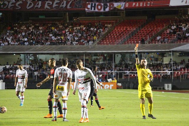 Mas, o principal lance aconteceu aos 34 minutos do primeiro tempo. Em uma disputa de bola, o próprio Nenê e Yago trocaram puxões. Sem a visão ideal do lance, o árbitro enxergou um tapa do atleta do time baiano no rosto do adversário e acabou expulsando-o, injustamente, com o cartão vermelho direto.