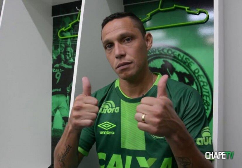 Neném é o mais velho dentre os jogadores da Chapecoense. O meia do verdão do Oeste tem 36 anos, três meses e 18 dias; ele chegou ao clube em 2009 e tem contrato até o fim de 2