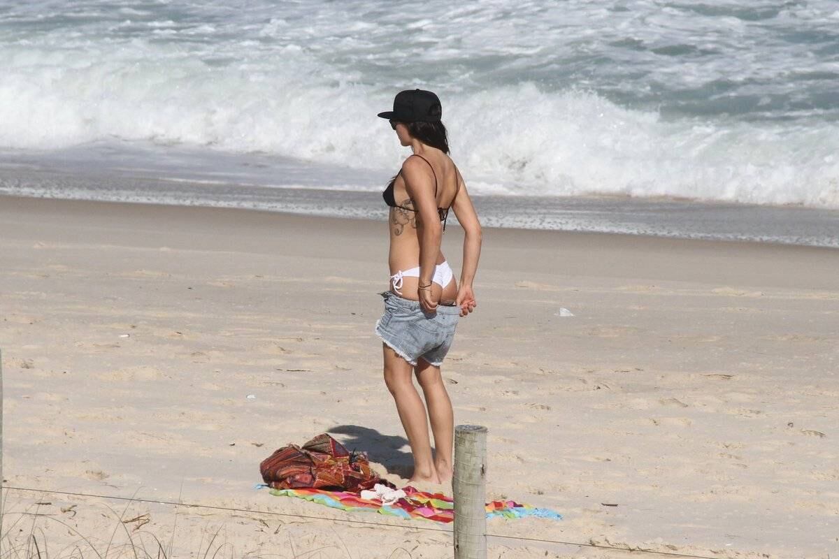 Isis Valverde esteve na praia da Reserva, no Rio