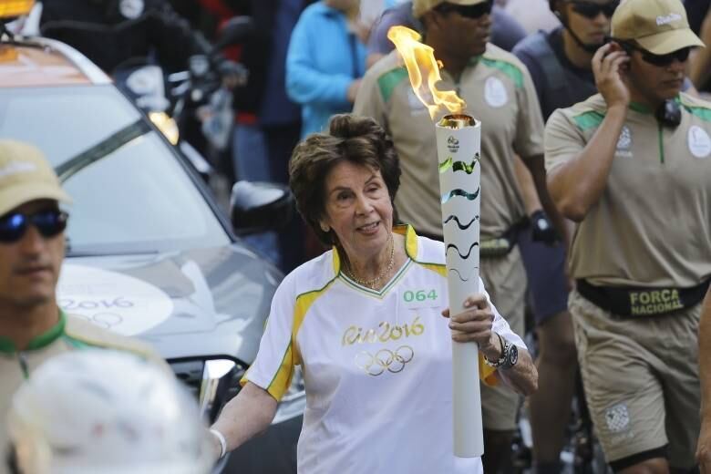 Principal nome do tênis feminino do Brasil, Maria Esther Bueno participou do revezamento da tocha pela manhã, na Avenida Paulista, passando em frente ao Museu de Arte de São Paulo. A ex-jogadora era tida como uma das favoritas até para acender a pira olímpica, no Maracanã, em 5 de agosto

