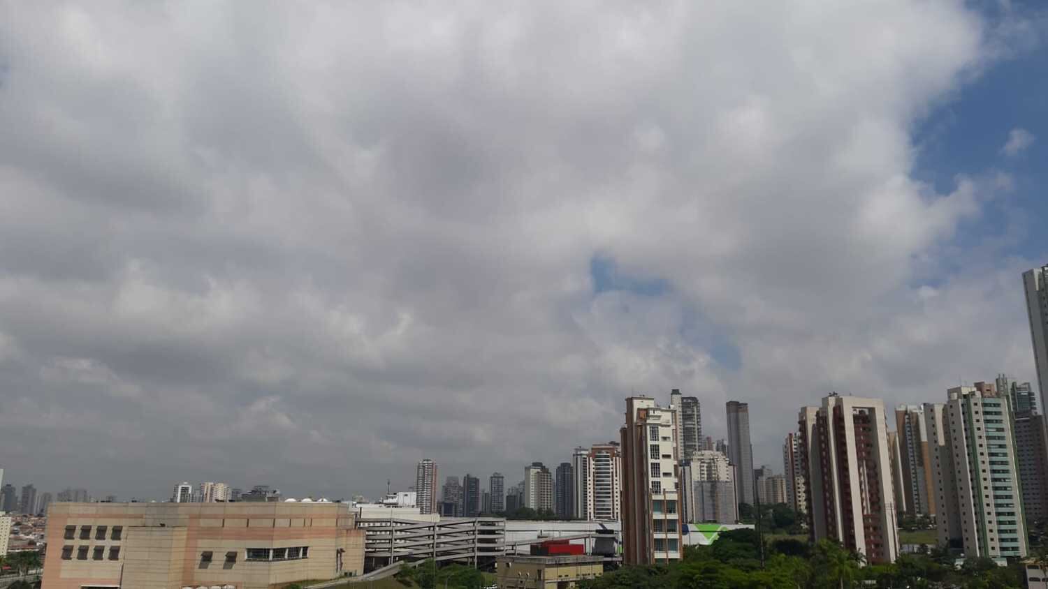 Apesar disso, há previsão de chuva forte entre a tarde e o início da noite, de acordo com o CGE (Centro de Gerenciamento de Emergências Climáticas), que faz alerta para possíveis alagamentos pela cidade
