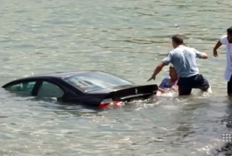 O carro atravessou o muro do estacionamento e caiu diretamente no mar