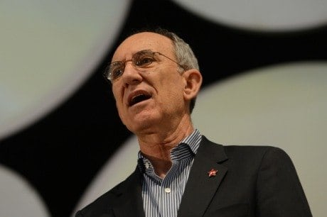 Rui Falcão, presidente nacional do PT, assinou nota do partido onde lamenta a morte de Campos
"O conjunto do Partido dos Trabalhadores manifesta imenso pesar pelo falecimento do ex-governador de Pernambuco, Eduardo Campos, candidato à Presidência da República pelo PSB, em acidente aéreo ocorrido na manhã desta quarta-feira, 13 de agosto.
Em função deste trágico fato, a direção nacional do Partido dos Trabalhadores decidiu cancelar todas as atividades públicas referentes à campanha eleitoral 2014 nas esferas nacional, estadual e municipal, em manifestação de luto com duração de três dias.
O PT se solidariza com os familiares, amigos e correligionários de Eduardo Campos neste momento de dor diante de tão grande perda
Brasília, 13 de agosto de 2014"