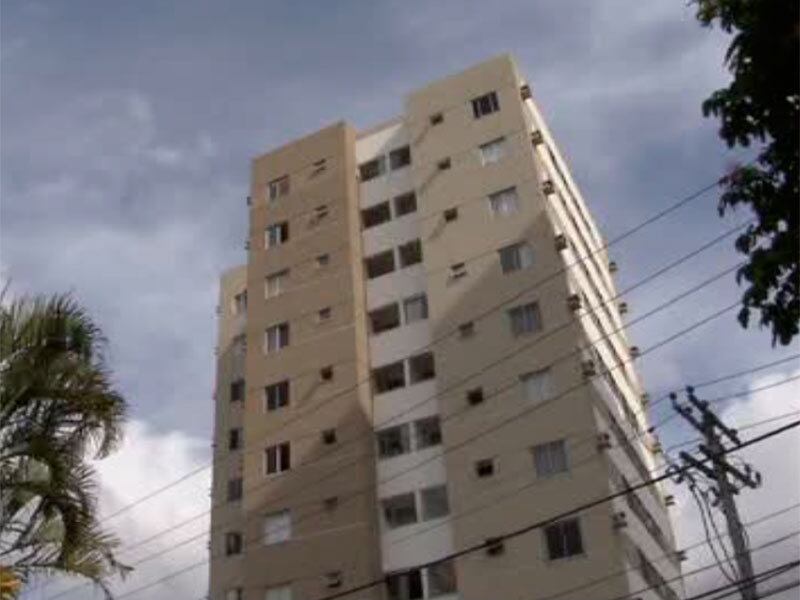 Guilherme morre após cair da janela do apartamento na
madrugada de terça-feira (24). No momento da queda, o menino estava sozinho em
casa. A mãe da criança, Carla Verena Oliveira, estava trabalhando e o pai
estava responsável pelo filho, mas saiu no meio da noite e voltou duas horas
depois