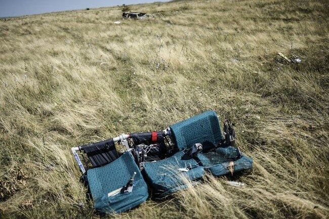 Durante a descida, a velocidade do vento forte pode fazer com que as roupas de vítimas caiam para fora do avião