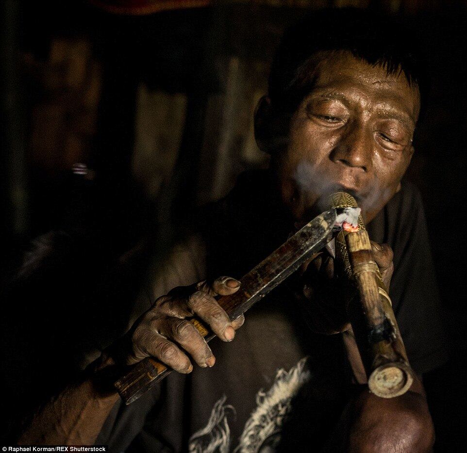 No entanto, o que surpreendeu Korman foi o grande número de usuários de ópio: um terço dos moradores da vila fumam a droga diariamente
