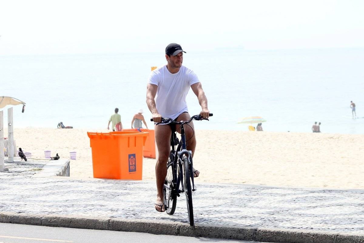 Paulo Rocha é fotografado bebendo água de coco na orla do Leblon, no Rio de Janeiro