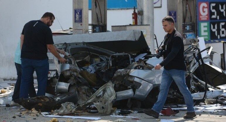 Carro explodiu durante abastecimento de gás veicular. Duas pessoas ficaram feridas