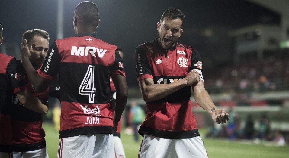 Um dos jogos que mais chamam atenção será entre Flamengo e Santos. O time carioca ainda precisa garantir sua vaga na Libertadores, enquanto que o Peixe quer consolidar sua posição no G-4, que coloca a equipe direto na fase de grupos. O duelo será disputado na Ilha do Urubu, às 19h