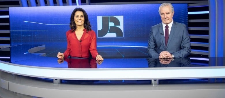 Adriana Araújo e Celso Freitas comandam a edição principal do Jornal da Record
