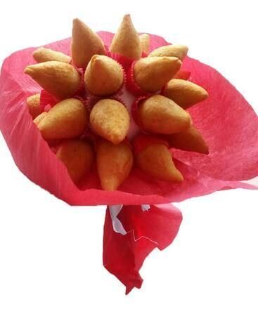 ... aliado a esse buquê, é praticamente um pedido de casamento

Vale o clique: Gêmeas vão casar com gêmeos e viver embaixo do mesmo teto