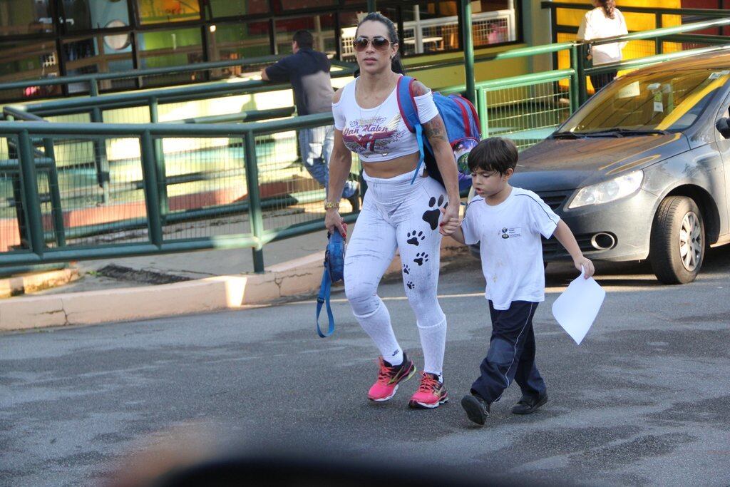 Fabiana Frota escolheu uma roupa bem justa para buscar seu filho, Enzo, na escola, nesta sexta-feira (18)