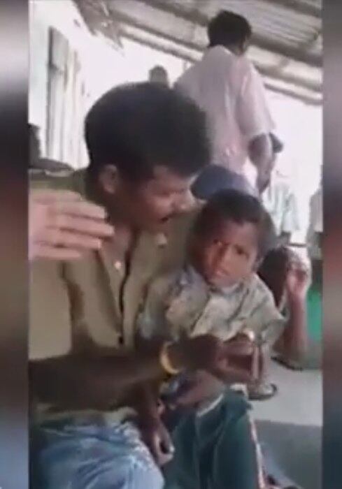 É possível ouvir comentários de outras pessoas, que não aparecem no vídeo, incentivando o homem a dar um cigarro para a criança