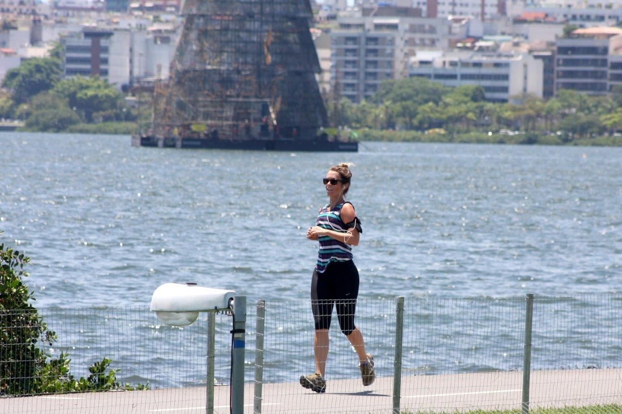 Juliana corre em torno da Lagoa Rodrigo de Freitas, no Rio