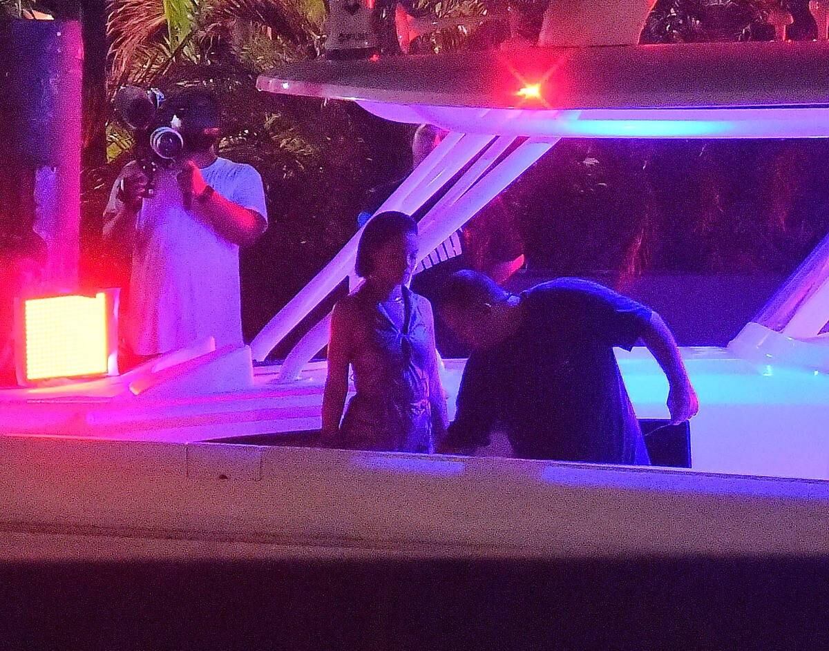 Além de gravar na moto, Rihanna também filmou em uma lancha