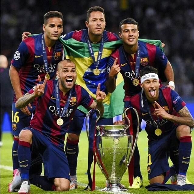 Contratado pelo Barcelona em agosto de 2014, o lateral Douglas coleciona diversos títulos logo em sua primeira temporada pela equipe espanhola. Apesar de disputar poucos jogos e não ser muito aproveitado pelo técnico Luis Enrique, o brasileiro faturou o Campeonato Espanhol, a Copa do Rei e a Liga dos Campeões. Mesmo a UEFA não o listando como campeão da Champions League, por ele não ter atuado sequer um segundo na competição, o brasileiro ganhou medalha da entidade e aproveitou para tirar algumas fotos ao lado da taça.

A vida do ex-jogador do São Paulo, contudo, não é feita somente de títulos. Em dez meses de Espanha, Douglas já fez muita coisa além de "ostentar" suas conquistas no clube. Veja!