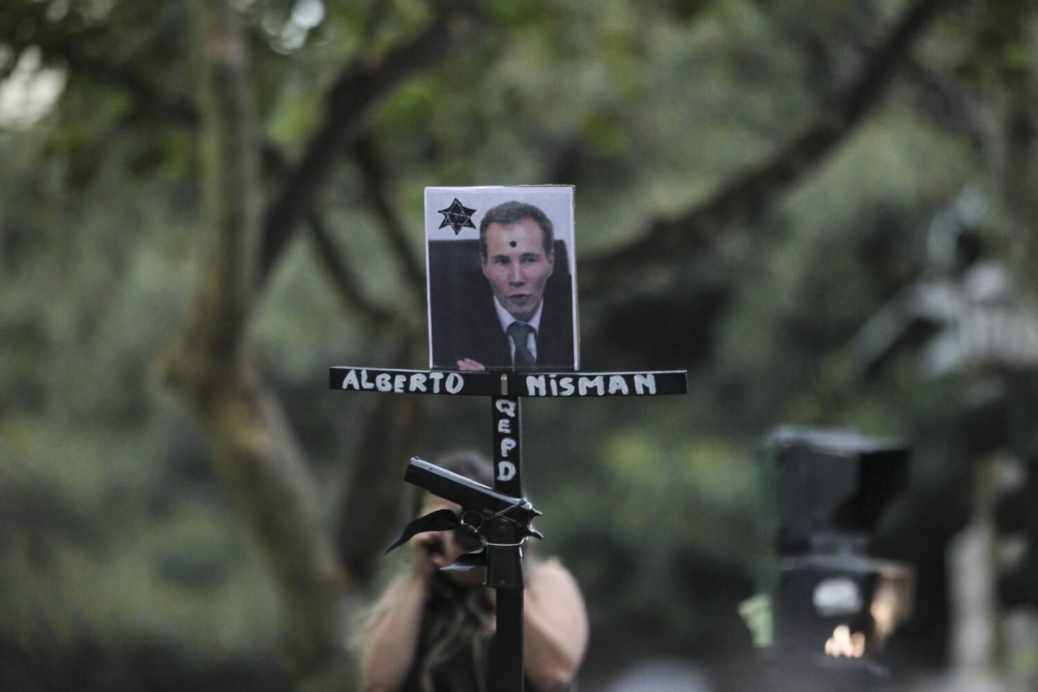 Legista foi achado morto na banheira com um tiro na cabeça