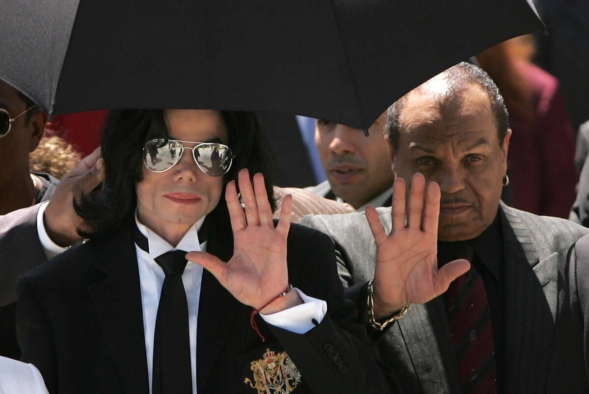 Absolvido das dez acusações, Michael (na foto), deixa o tribunal na Califórnia na companhia de seu pai, Joe Jackson