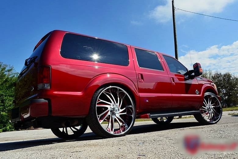 Carros com rodas exageradas