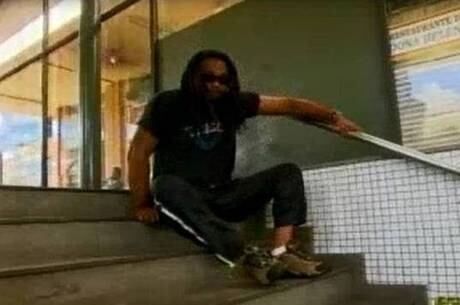 Sem elevador há mais de oito meses, ele sobe as escadas da Estação Central