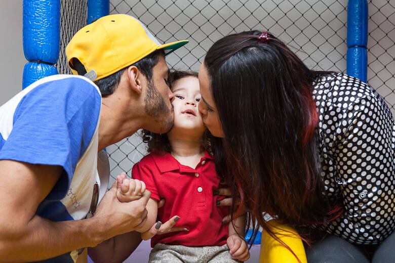 Vivendo junto com Cassio há quase 4 anos, se contarmos com o tempo de namoro, Perlla garantiu que preza pela tolerância em uma relação e disse que o momento inicial de cada casamento é atribulado até o casal se acertar por definitivo. 





— Hoje eu converso muito com casais em começo de casamento e todos os que encontramos dizem que o primeiro ano e até o segundo ano de casamento é de tribulação, é difícil, é complicado, são pensamentos diferentes, se chocam, se beijam muito, nunca vão concordar com a mesma coisa. O que faz a gente a cada dia concordar um com outro no casamento, permanecer e o casamento ser duradouro é a tolerância, antigamente as pessoas toleravam mais
