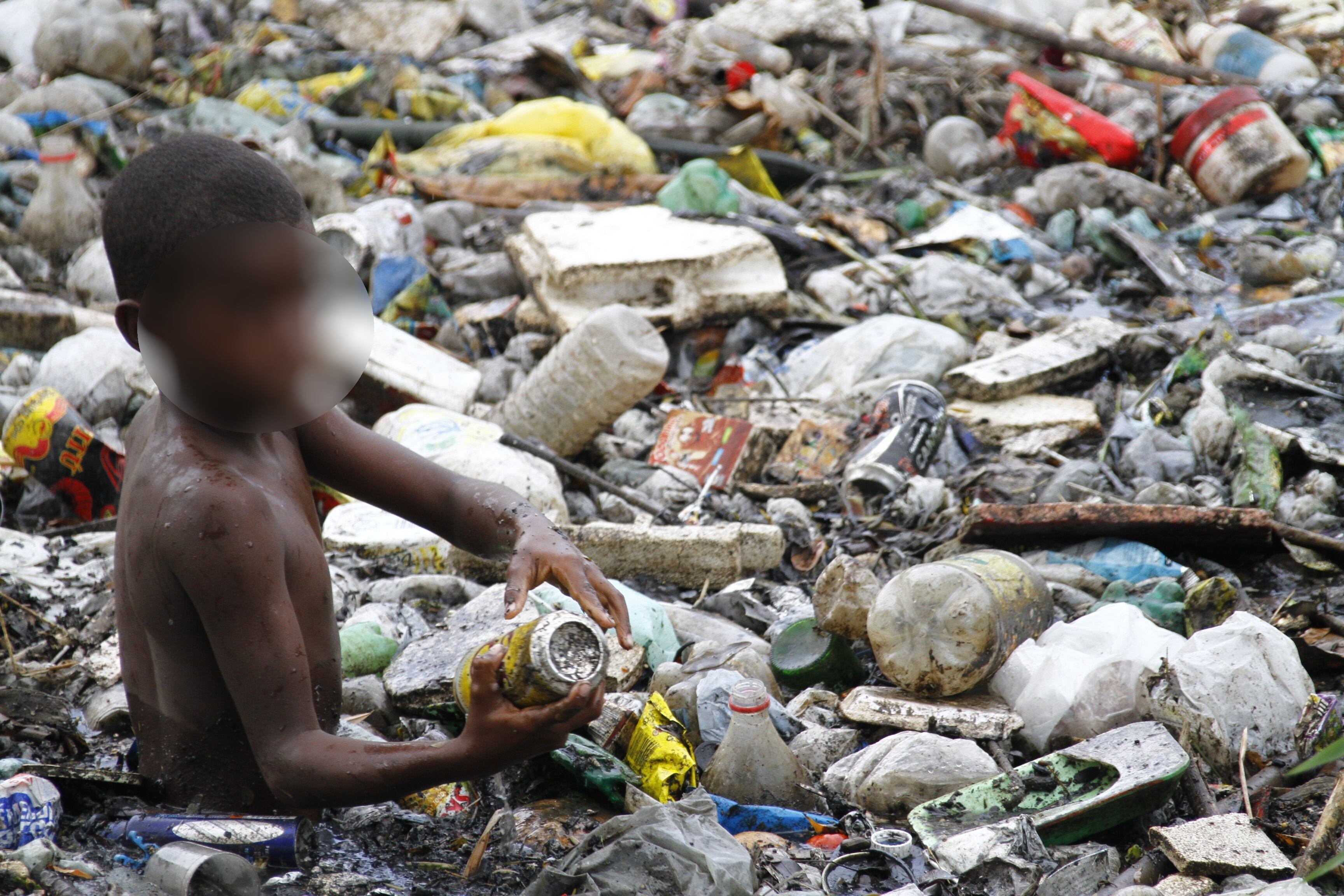 A realidade das crianças que recolhem latinhas para
reciclagem no canal do Arruda, zona norte do Recife, em Pernambuco, se tornou
alvo de uma ação civil pública movida pelo Ministério Público do Trabalho
contra a prefeitura da capital. O registro da triste rotina de três crianças
que vivem do lixo foi feito pelo fotógrafo Diego Nigro, do Jornal do Commercio.
De acordo com perfil dos catadores brasileiros elaborado pelo Ipea (Instituto
de Pesquisa Econômica Aplicada), baseado no Censo 2010 (IBGE), 3,6% dos 20.166
pernambucanos que trabalham com reciclagem têm entre dez e 17 anos. São,
oficialmente, 726 crianças e adolescentes no Estado que tiram seu sustento como
catadores
