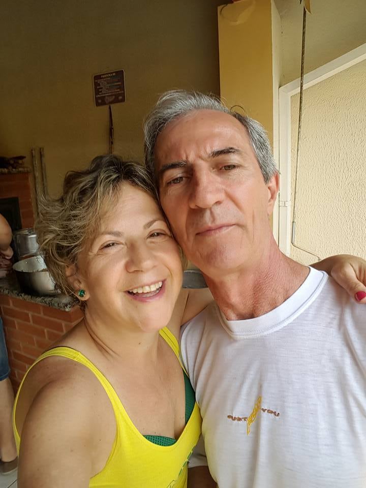 Abadia
das Graças Ferreira tinha 56 anos e morreu ao lado do marido, Paulo Almeida, de
61 anos