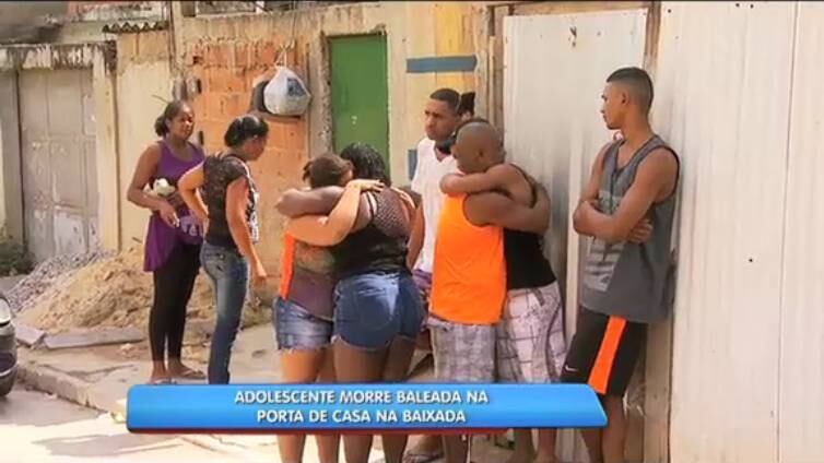 Amigos e parentes muito abalados não paravam de chegar à casa da família da vítima