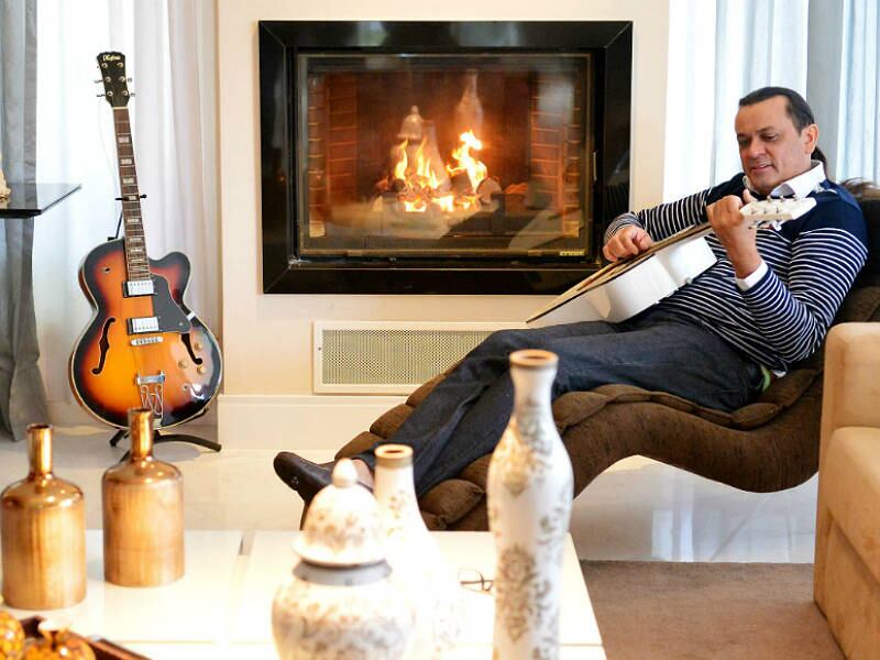 Frank é aberto. Não deixou de responder a nenhuma questão sobre sua vida, inclusive a respeito dos bens que conquistou ao longo de quase três décadas de vida dedicada à música.

— Não
tenho nenhum problema em falar das minhas conquistas, muito pelo contrário, porque isso é uma
consequência do sucesso. O sucesso me trouxe muitas
coisas. Moro numa bela casa. Tenho outras fontes de rendas como pousadas, postos de gasolina,
fazendas, pontos comerciais alugados. Eu não sou obcecado pela questão do
dinheiro. Quero gastar ele, só não quero que ele me gaste 