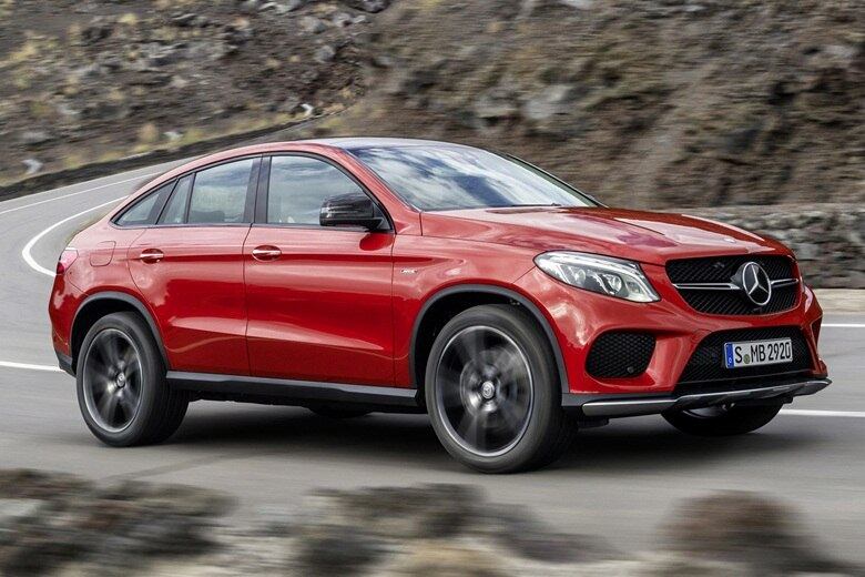 Já a versão topo de linha, a GLE 450 AMG, usa o mesmo propulsor da opção intermediária movido a gasolina, mas com potência de 367 cavalos e torque de 53 kgfm, sendo preparada pela divisão esportiva da marca, a AMG
Saiba tudo sobre carros! Acesse www.r7.com/carros