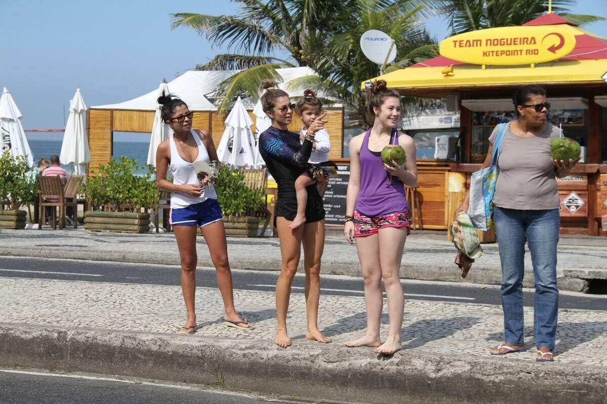Grazi Massafera curtiu dia de sol na Barra da Tijuca