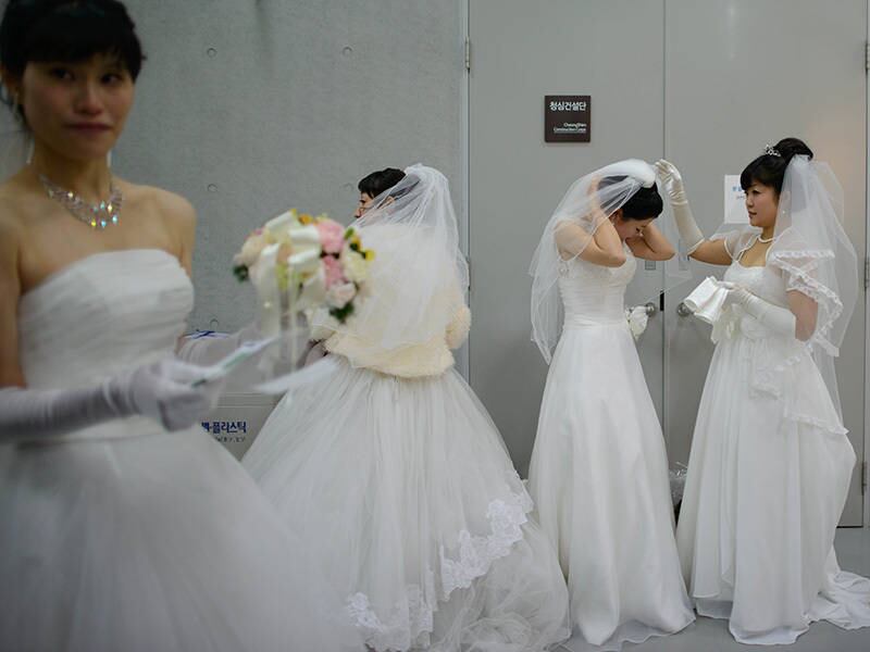 Os casamentos coletivos, iniciados na década de 1960, são frequentes
entre os membros desta igreja. Em 1997, a igreja casou 30.000 casais em
Washington e dois anos mais tarde outros 21.000 no Estádio Olímpico de
Seul.

Na época, o próprio Moon escolhia os casais, muitos dos países distintos e sem uma língua em comum. As
pessoas que decidem casar por esta igreja têm que jurar que são virgens
e depois do matrimônio devem abster-se de relações sexuais por pelo
menos 40 dias
