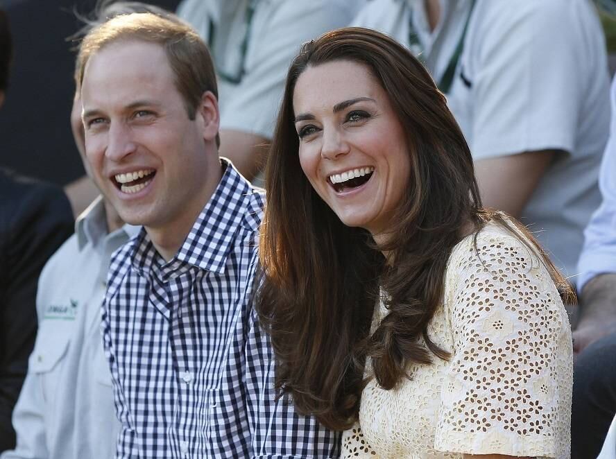 O príncipe William e sua mulher, a duquesa Kate Middleton anunciaram nesta segunda-feira (8) que estão esperando um segundo bebê. Um documento oficial divulgado pela assessoria da família real afirma que os rumores que apontavam a gravidez de Kate são verdadeiros. 

O premiê do Reino Unido, David Cameron, parabenizou o casal pelas redes sociais 