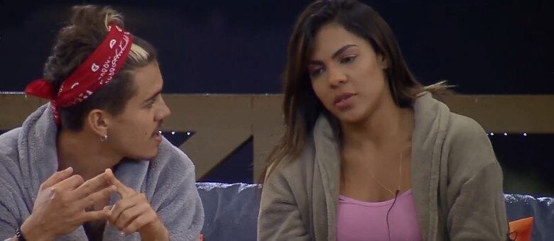 Biel e Tays seguem reclamando da relação para os amigos do confinamento
