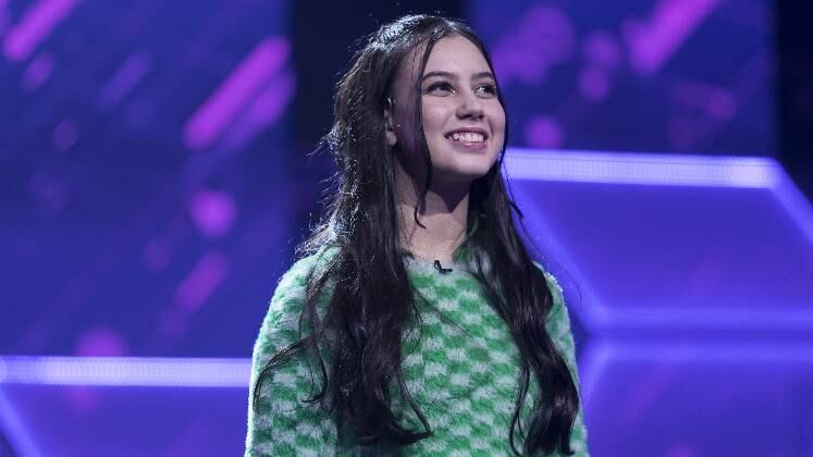 Na segunda fase da semifinal, Manuela Macedo, de 15 anos, veio de São José dos Campos (SP) e trouxe para o palco do Canta Comigo Teen 3 o sucesso Out Here on My Own, de Nikka Costa. A jovem cantora fez com que os 100 jurados levantassem e carimbou seu passaporte para a grande final!