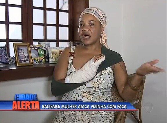 Claudia afirma que a vizinha, apesar de morar no apartamento de baixo, subia um andar para colocar o lixo na porta dela. Em todas as vezes em que isso aconteceu, a empresária retirou o lixo em silêncio e levou para a lixeira, mas uma hora ela desistiu.
— Pela primeira vez eu devolvi na porta dela, porque, até então, eu sempre coloquei na lixeira
