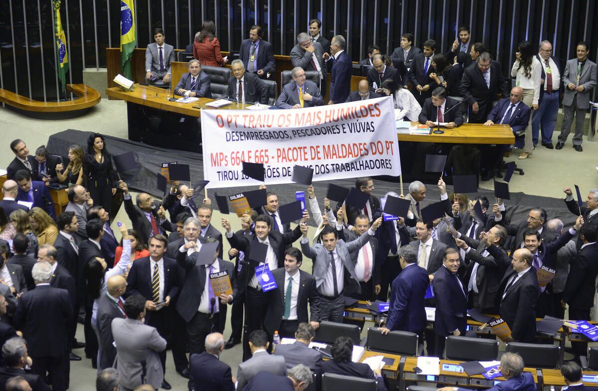 Sessão extraordinária para votação da emenda contou com protesto de parlamentares e nas galerias da Casa