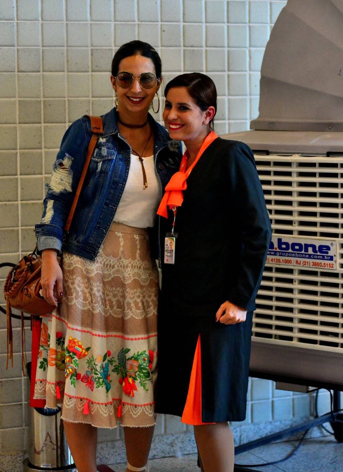 Uma funcionária do aeroporto aproveitou a passagem da diva para tirar uma foto 