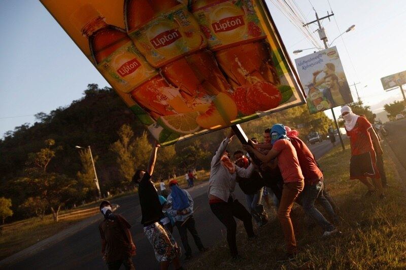 Fontes da polícia disseram que pelo menos um homem foi baleado e morto em um protesto na cidade de La Ceiba, enquanto cerca de 12 membros da força militar e policial foram feridos em manifestações que geraram caos no trânsito nesta sexta-feira (1°)