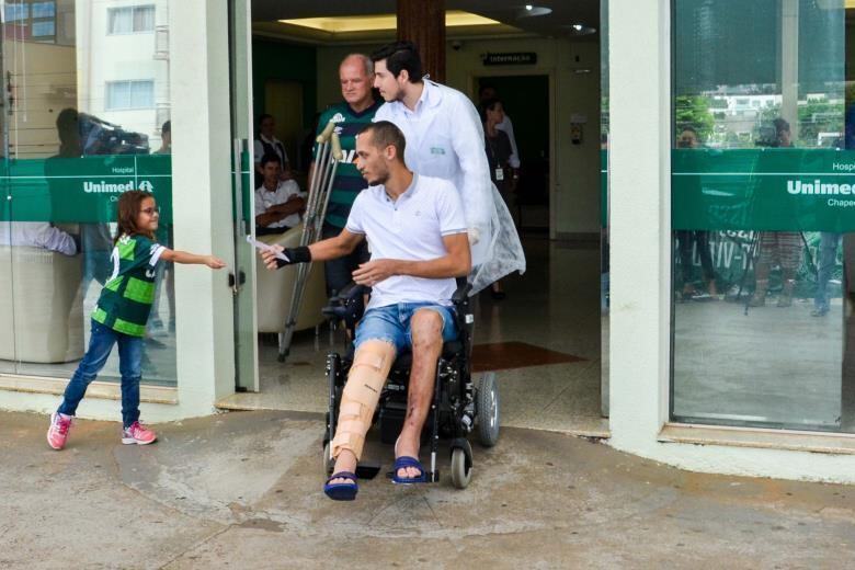 Último sobrevivente da tragédia da Chapecoense a deixar o hospital, Neto recebeu nessa quinta-feira (22) uma das homenagens mais marcantes em sua recuperação. Com um gesto singelo, a pequena Clara deu todo apoio que o zagueiro precisa para um dia voltar aos campos
 
Programas da Record na íntegra no R7 Play