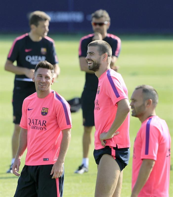 Messi parece que até já esqueceu a desilusão pela perda da Copa do Mundo e bateu um animado papo com os companheiros Iniesta e Piqué