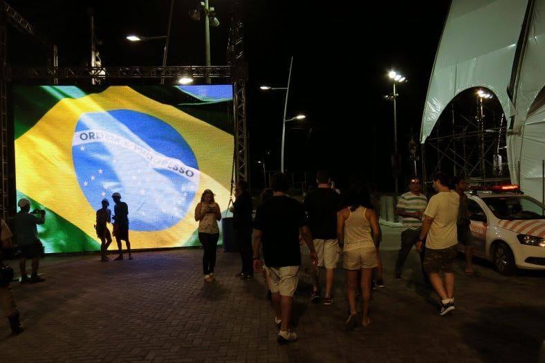 Em Salvador, na Bahia, a bandeira do Brasil projetada no telão nos últimos preparativos para o Fifa Fan Fest no Farol da Barra!