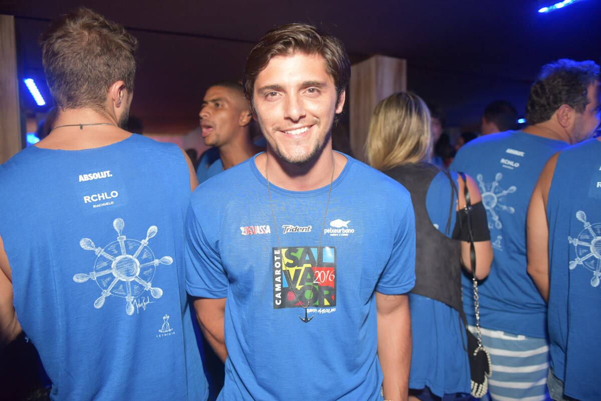 Bruno Gissoni, irmão mais velho do ator, o acompanhou na festa