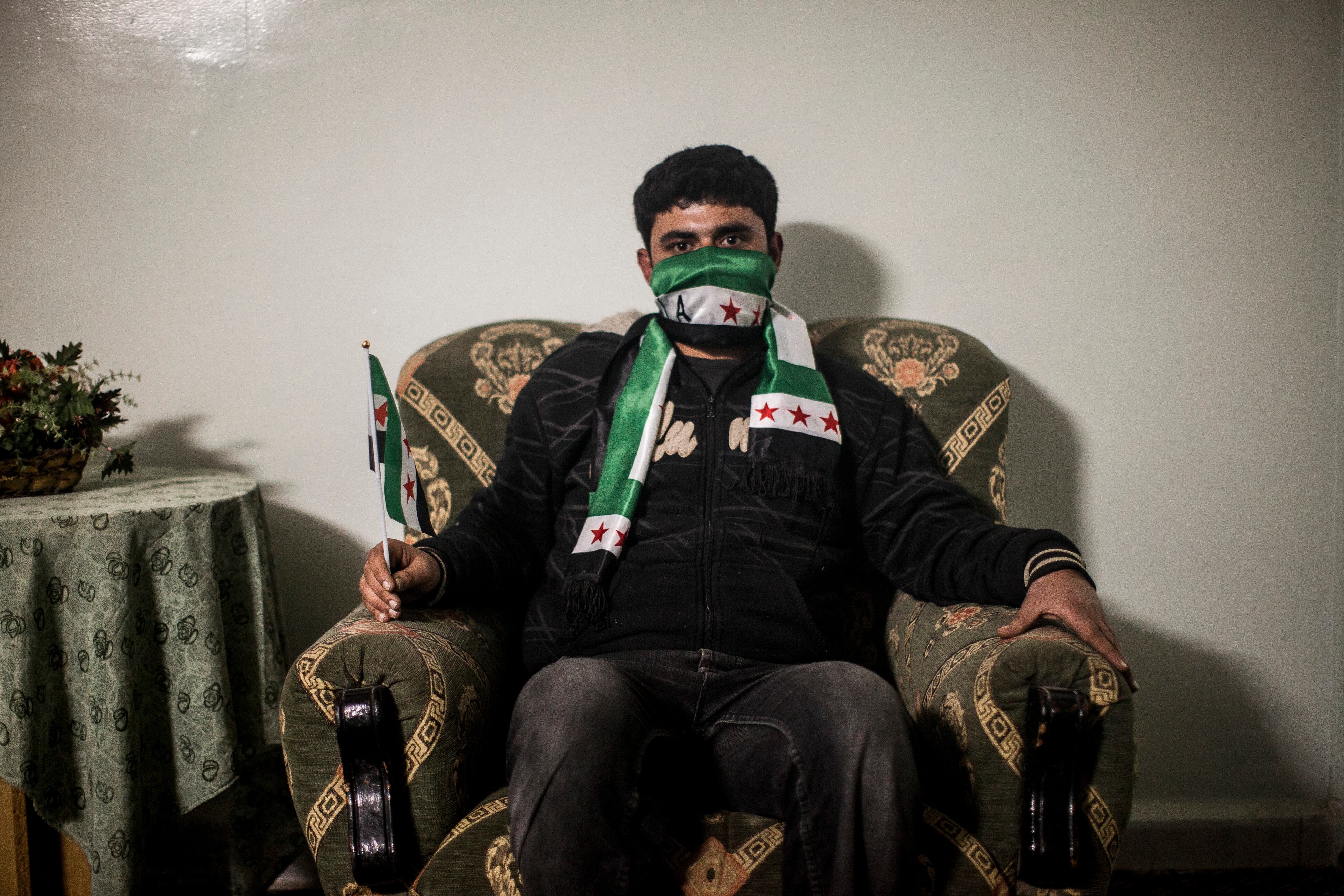 Jovem sírio que alega fazer parte do primeiro grupo de detidos e torturados pelas forças de segurança sírias é fotografado em sua casa na Jordânia, onde está refugiado
