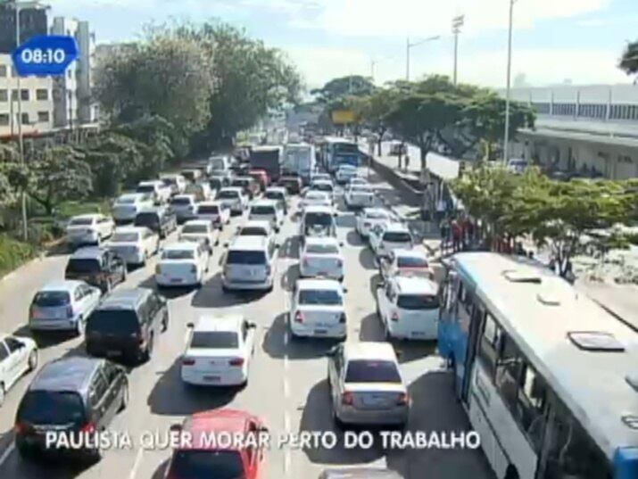 As horas gastas no trânsito podem ser transformadas em exercícios físicos e passeios com família 


+ Por qualidade de vida, paulista larga emprego ou vai morar perto do trabalho        

