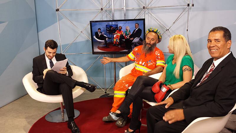 Candidatos a deputado federal por São Paulo, Cosme Barack Obama (PMDB), Mulher Pera (PTdoB) e Bin Laden (PEN) se divertiram antes do debate do R7. Assista ao vídeo